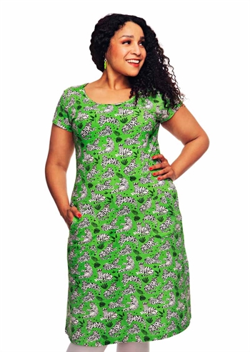 Skøn grøn kortærmet retro kjole med flot dyreprint, lommer foran og rund hals fra Cissi och Selma